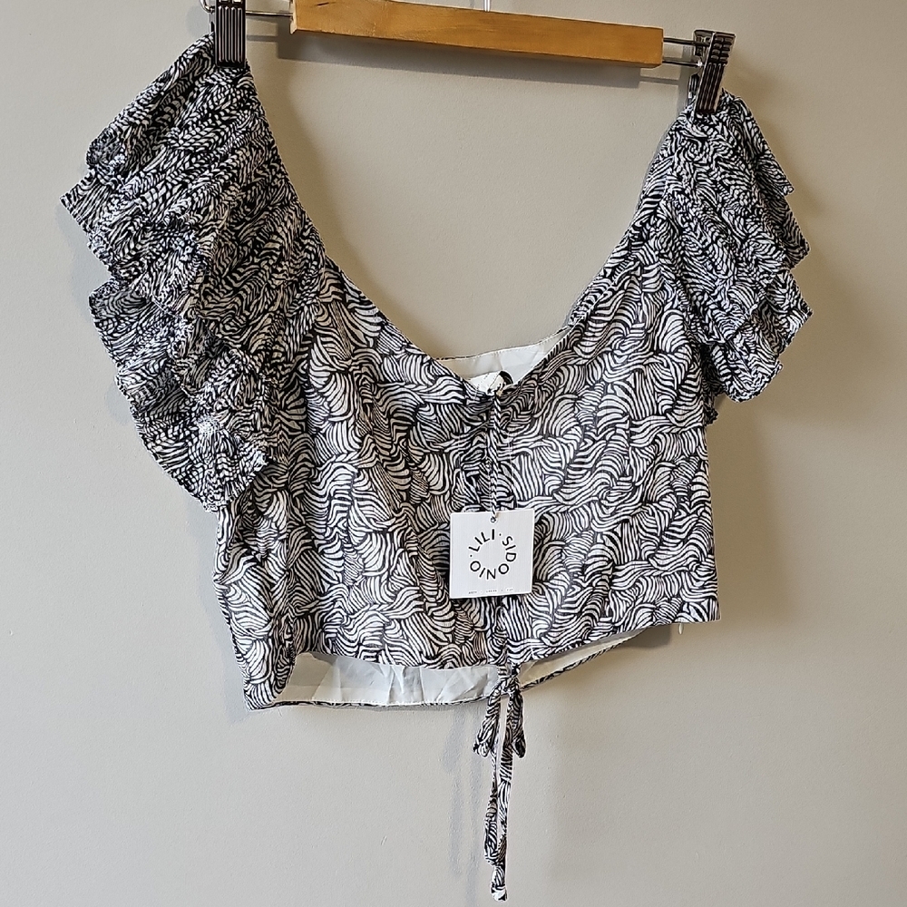 Lili Sidonio Medium Black and White Ruffle Sleeve Crop Top
